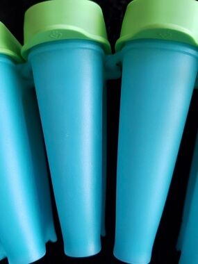 Set of 6 Tupperware Blue Plastic Popsicle Molds with Green Lids